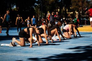 Illustration du stress en compétition sportive, professionnelle et dans les défis du quotidien, montrant des personnes se préparant à une échéance importante.