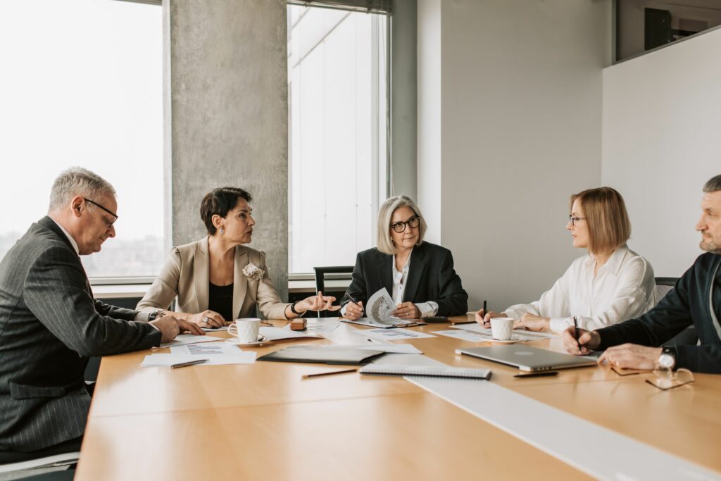 Échange constructif et calme entre un manager et son collaborateur au bureau.