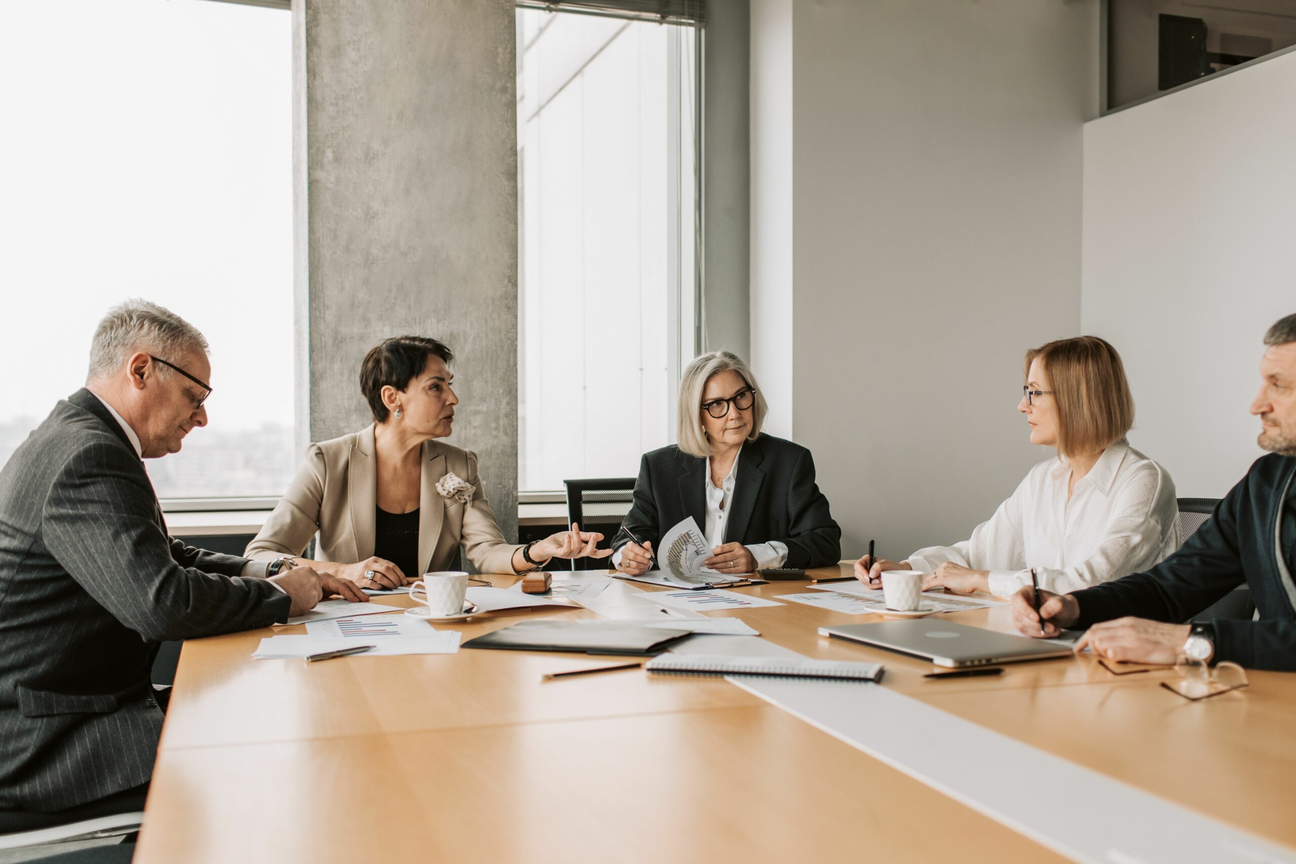 Échange constructif et calme entre un manager et son collaborateur au bureau.