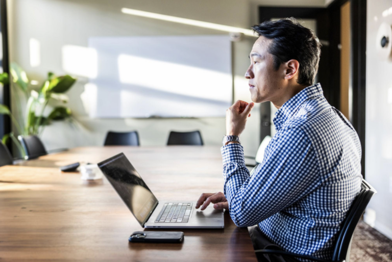Manager se préparant mentalement avant une présentation professionnelle.